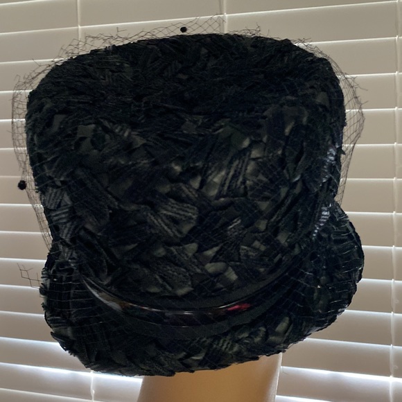 Vintage black Valerie Modes straw hat with netting and bow - Picture 4 of 15